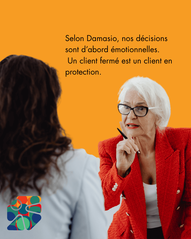 Deux clientes discutant avec un désaccord visible, illustrant une tension relationnelle.