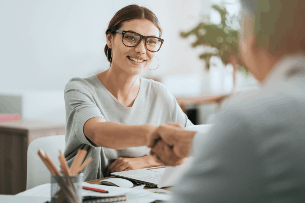 Candidat serrant la main d’un recruteur lors d’un entretien professionnel.