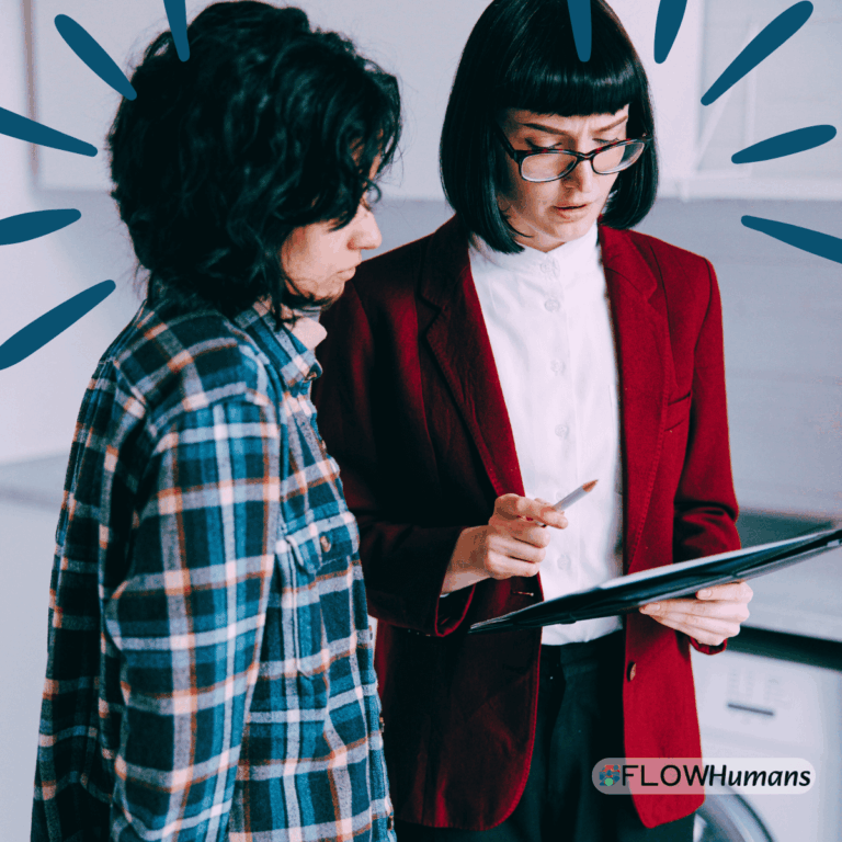 Agent immobilier discutant avec une cliente hésitante lors d’une visite immobilière parce qu'elle a besoin dêtre sécurisée