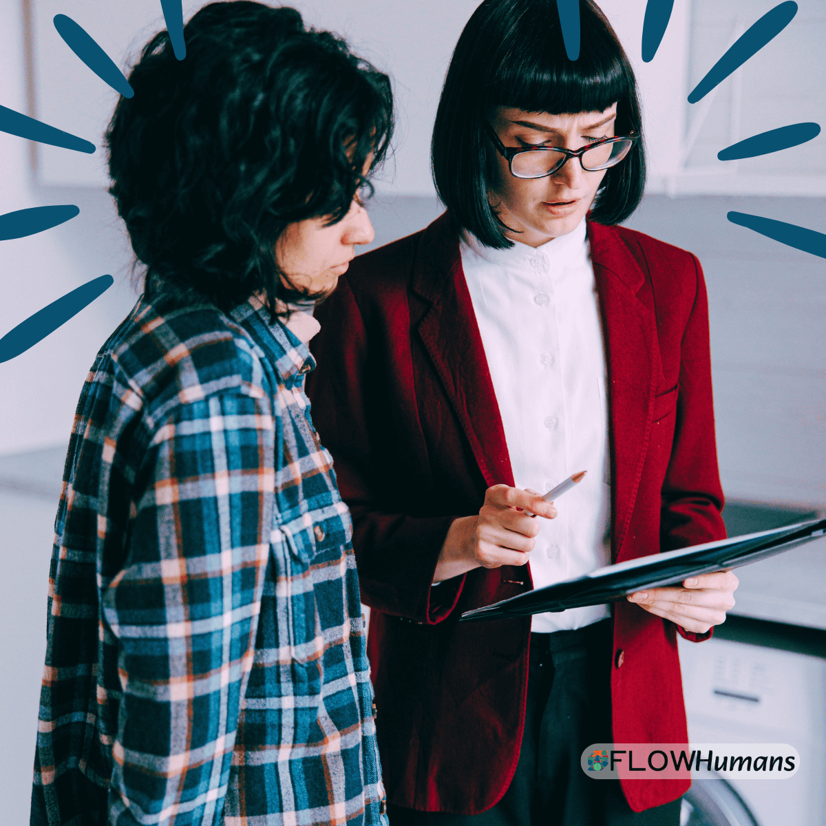 Agent immobilier discutant avec une cliente hésitante lors d’une visite immobilière parce qu'elle a besoin dêtre sécurisée