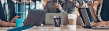 Manager adaptant sa posture à différents collaborateurs lors d’une réunion de travail en équipe.