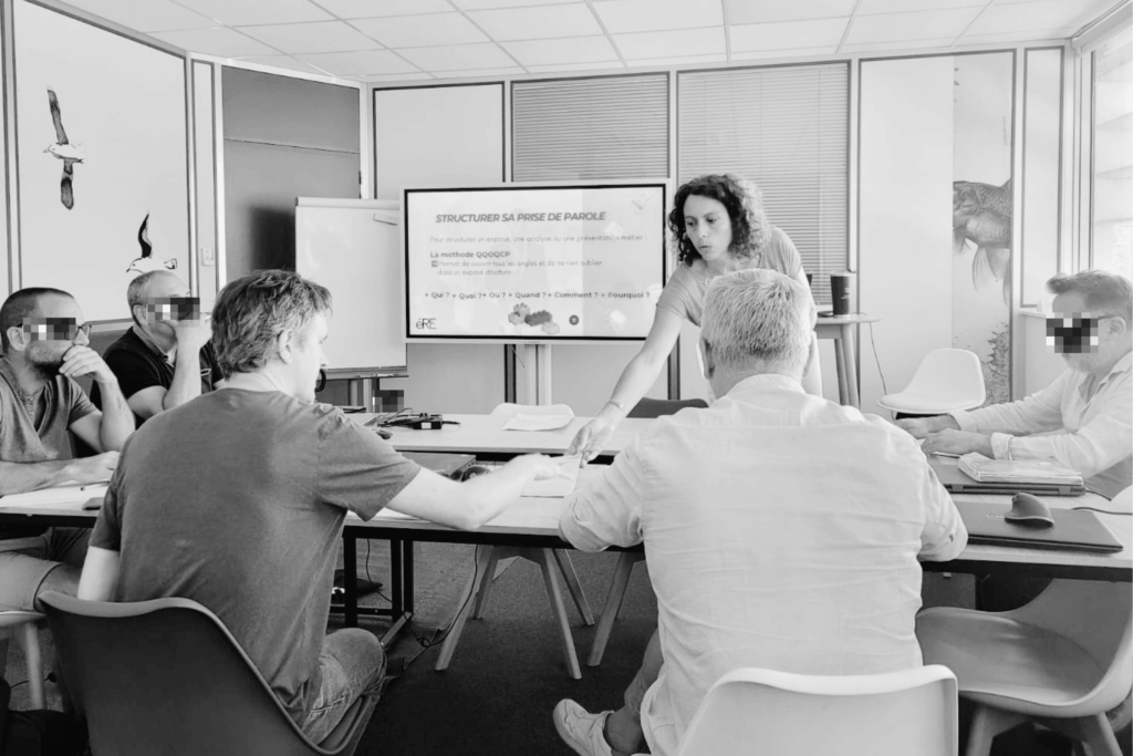 Formatrice Flow Humans animant une formation en accompagnement d’équipe avec des chefs de projet