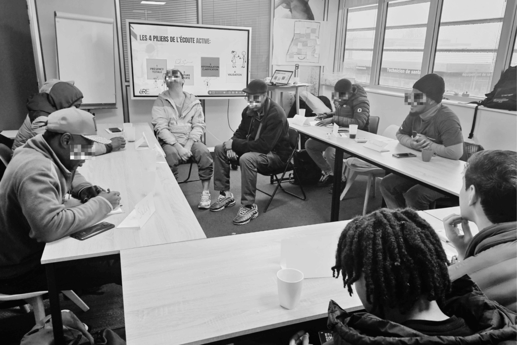 Formatrice Flow Humans en formation avec des ouvriers, accompagnement des interactions et communication professionnelle