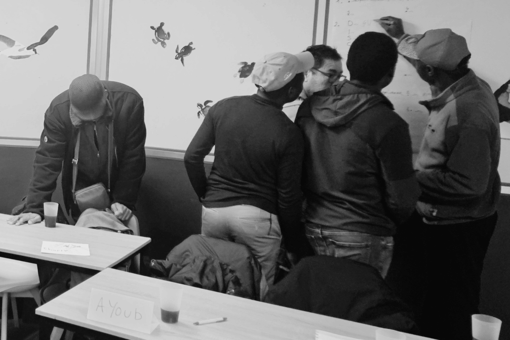 Formatrice Flow Humans en formation avec des ouvriers, accompagnement des interactions et communication professionnelle