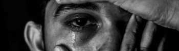 Homme en noir et blanc exprimant une vulnérabilité au travail