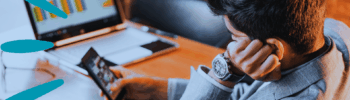 Personne hésitant avant un appel professionnel, symbole des freins invisibles qui empêchent d’agir au travail