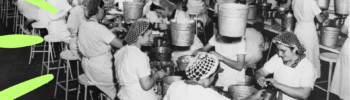 Ouvrières dans une usine des années 1960, période marquée par les premières réflexions sur l’humanisation du travail.
